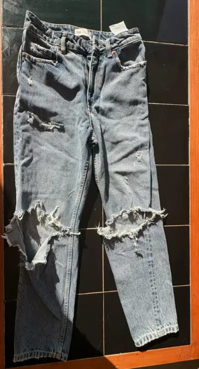 Jeans rasgados de mezclilla azul Zara - miniatura 3