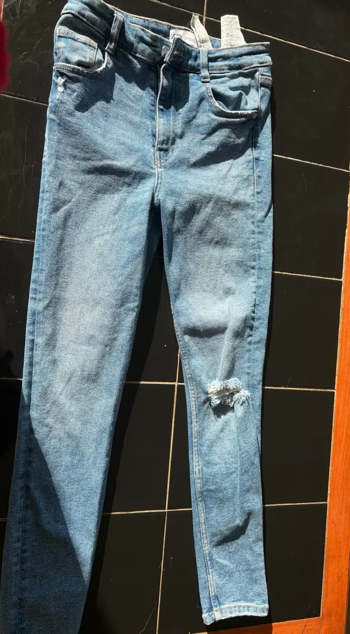 Jeans rasgados de mezclilla azul Zara - 5