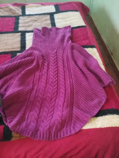 Poncho de lana morado con diseño trenzado - miniatura 1