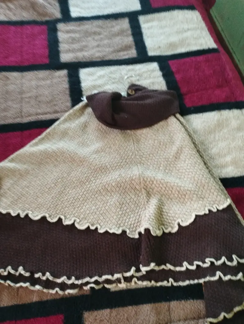 Poncho de lana morado con diseño trenzado - 3