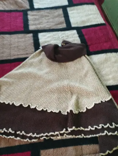Poncho de lana morado con diseño trenzado - miniatura 3