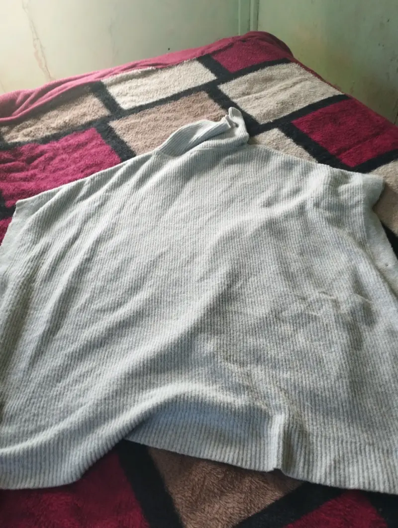 Poncho de lana morado con diseño trenzado - 6