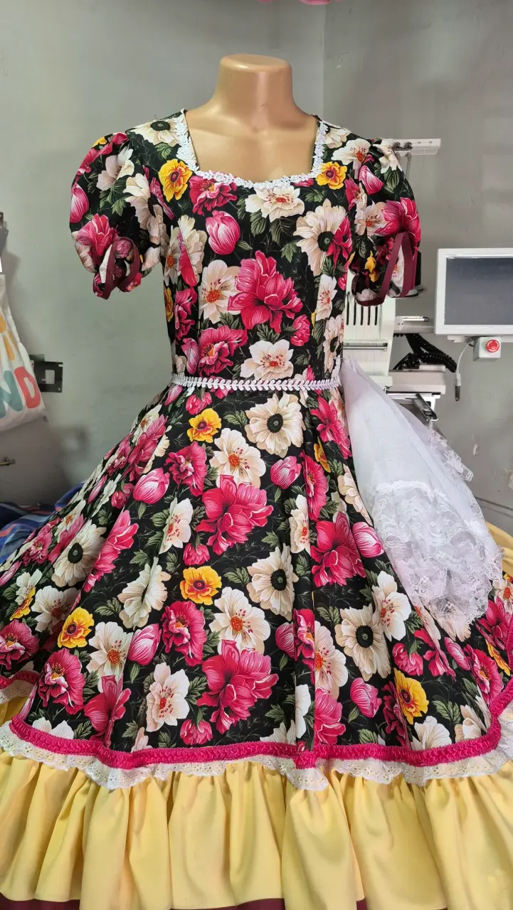 Taller de confecciones. Vestido de Huasa con Dise - 5