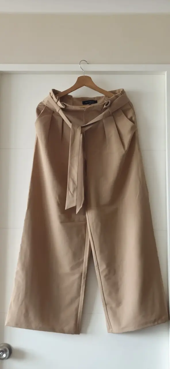 Pantalón tela anchos beige con cinturón Marquis