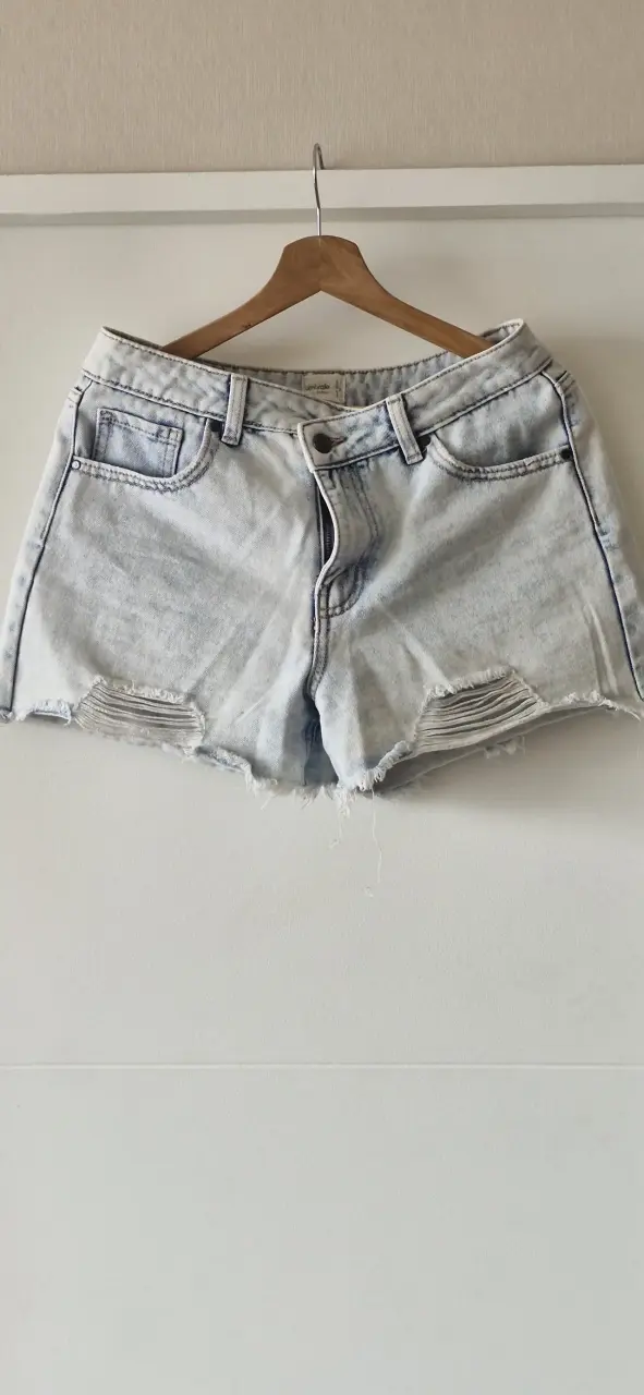 Shorts de mezclilla desgastados para mujer