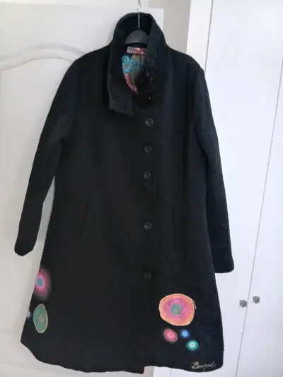 Abrigo negro Desigual con diseño colorido - miniatura 1