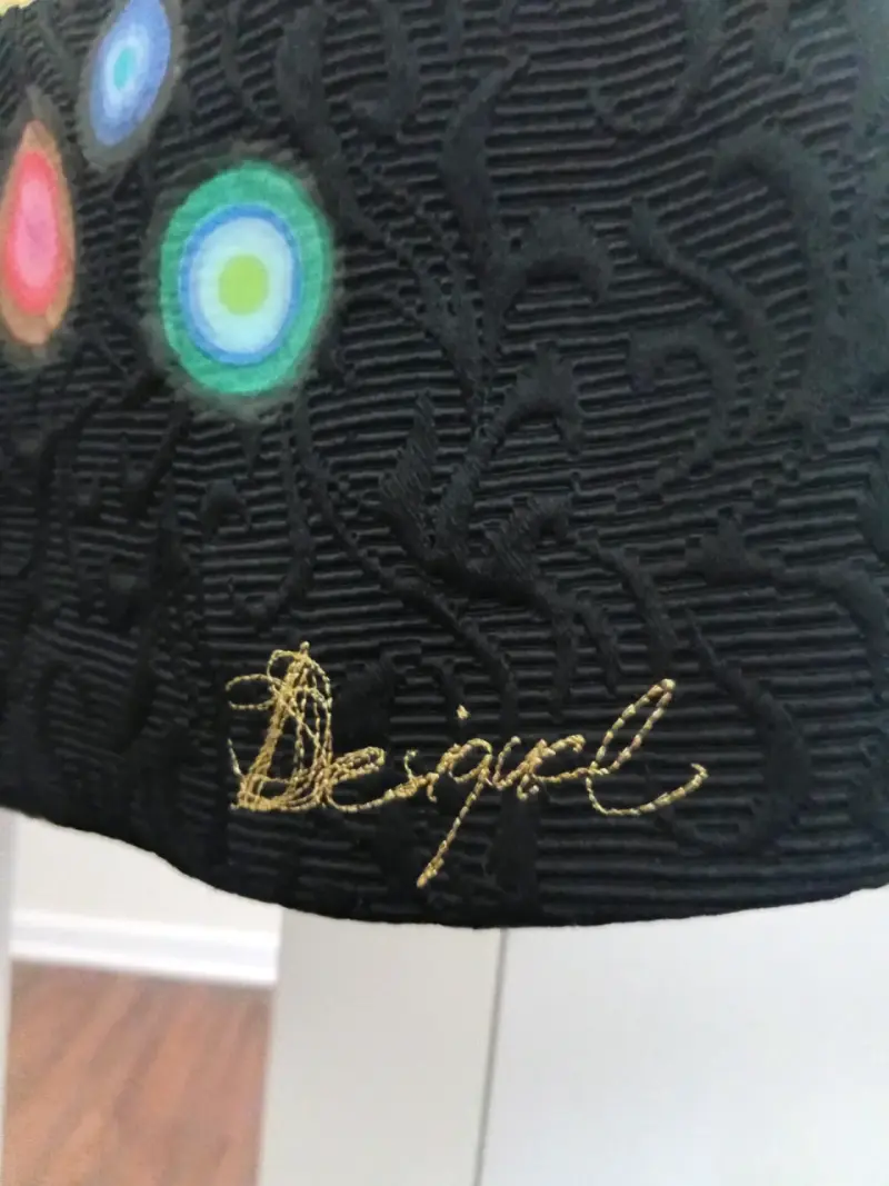 Abrigo negro Desigual con diseño colorido - 2
