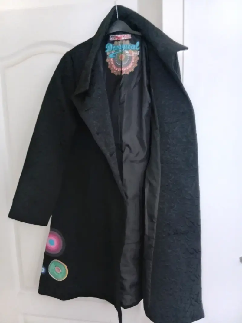Abrigo negro Desigual con diseño colorido - 3
