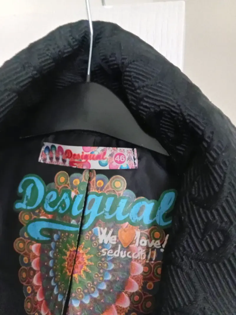 Abrigo negro Desigual con diseño colorido - 4