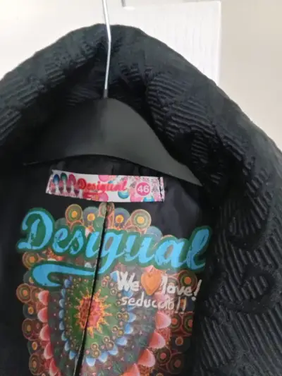 Abrigo negro Desigual con diseño colorido - miniatura 4