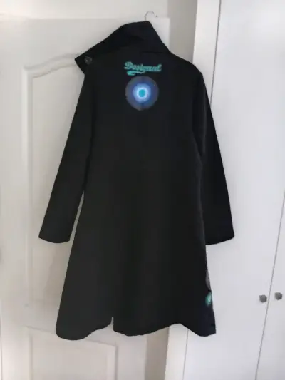 Abrigo negro Desigual con diseño colorido - miniatura 5