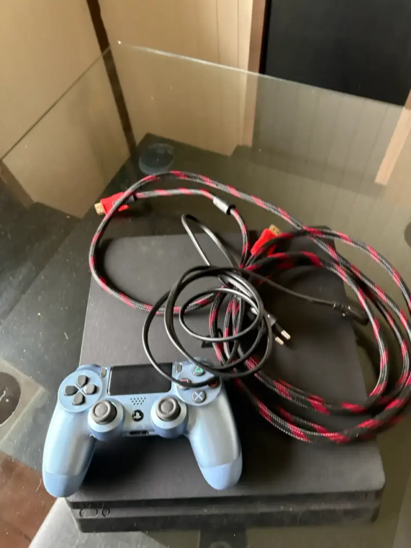 Consola PlayStation 4 con control y cables