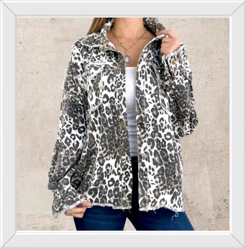 Chaqueta de mezclilla con estampado animal print