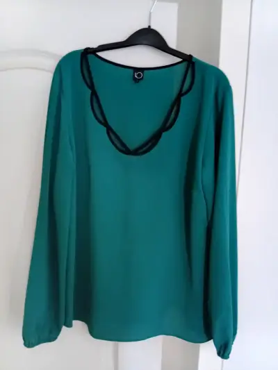 Blusa verde io con diseño de escote único - miniatura 1