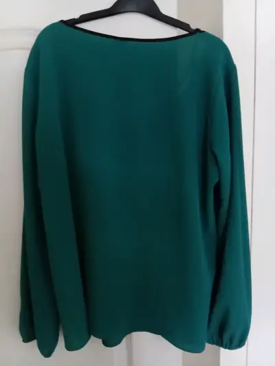 Blusa verde io con diseño de escote único - miniatura 2