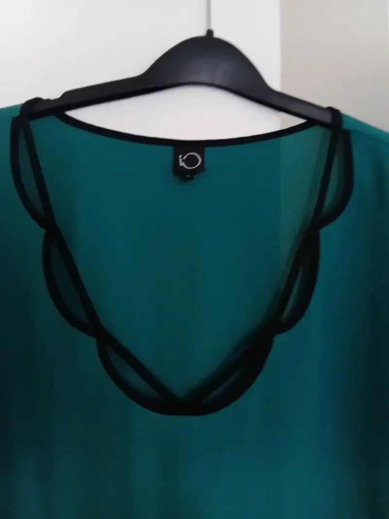 Blusa verde io con diseño de escote único - 3
