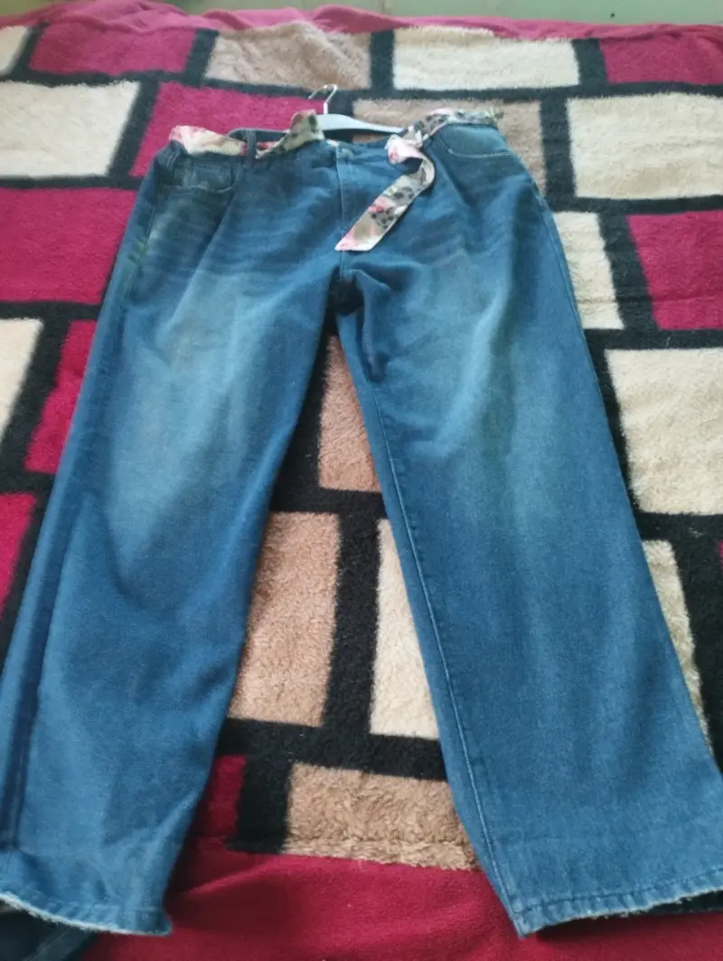 Jeans de mujer con cinturón floral