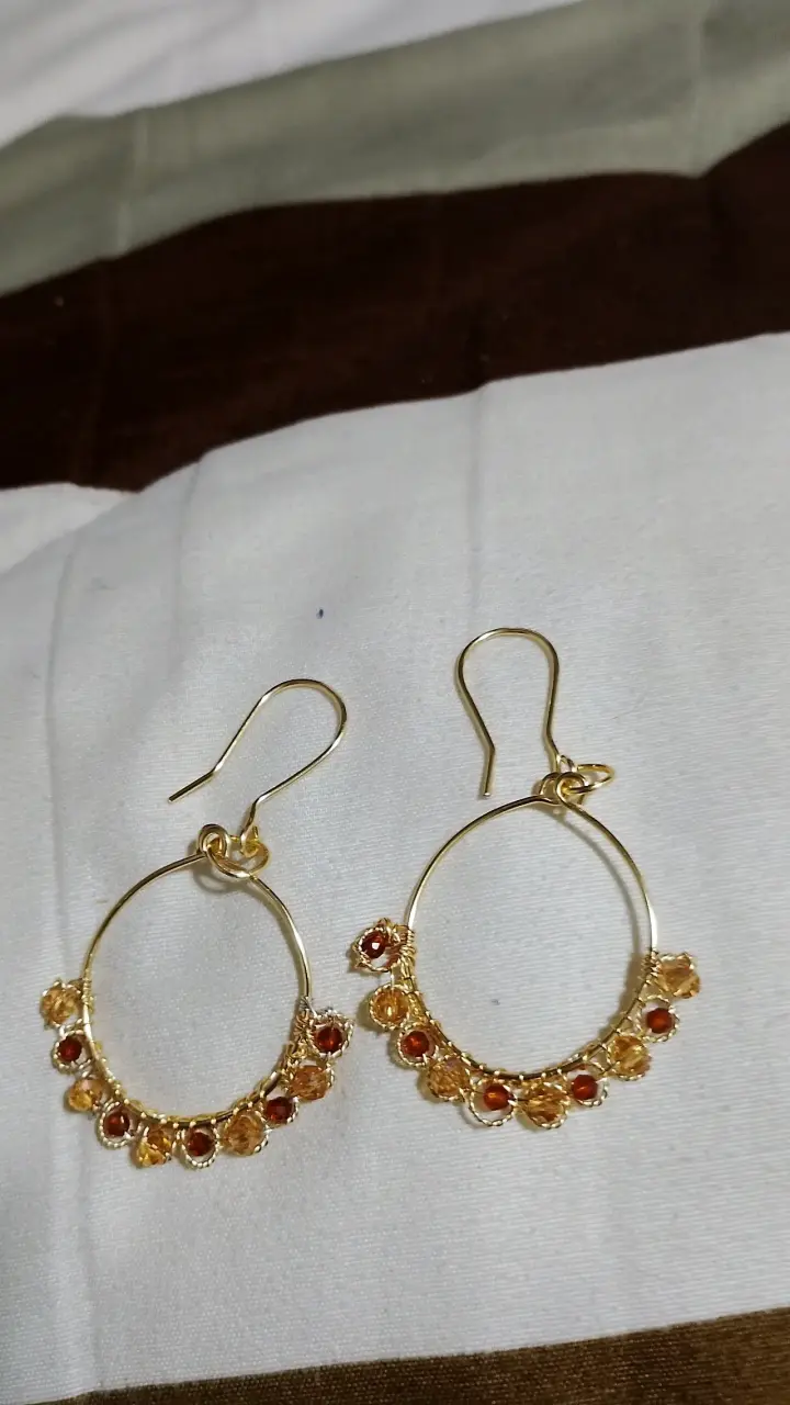 Aros colgantes de aro con piedras de colores - 1