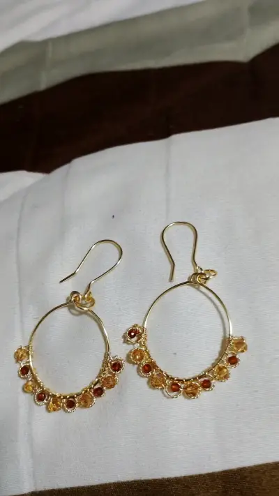 Aros colgantes de aro con piedras de colores - miniatura 1
