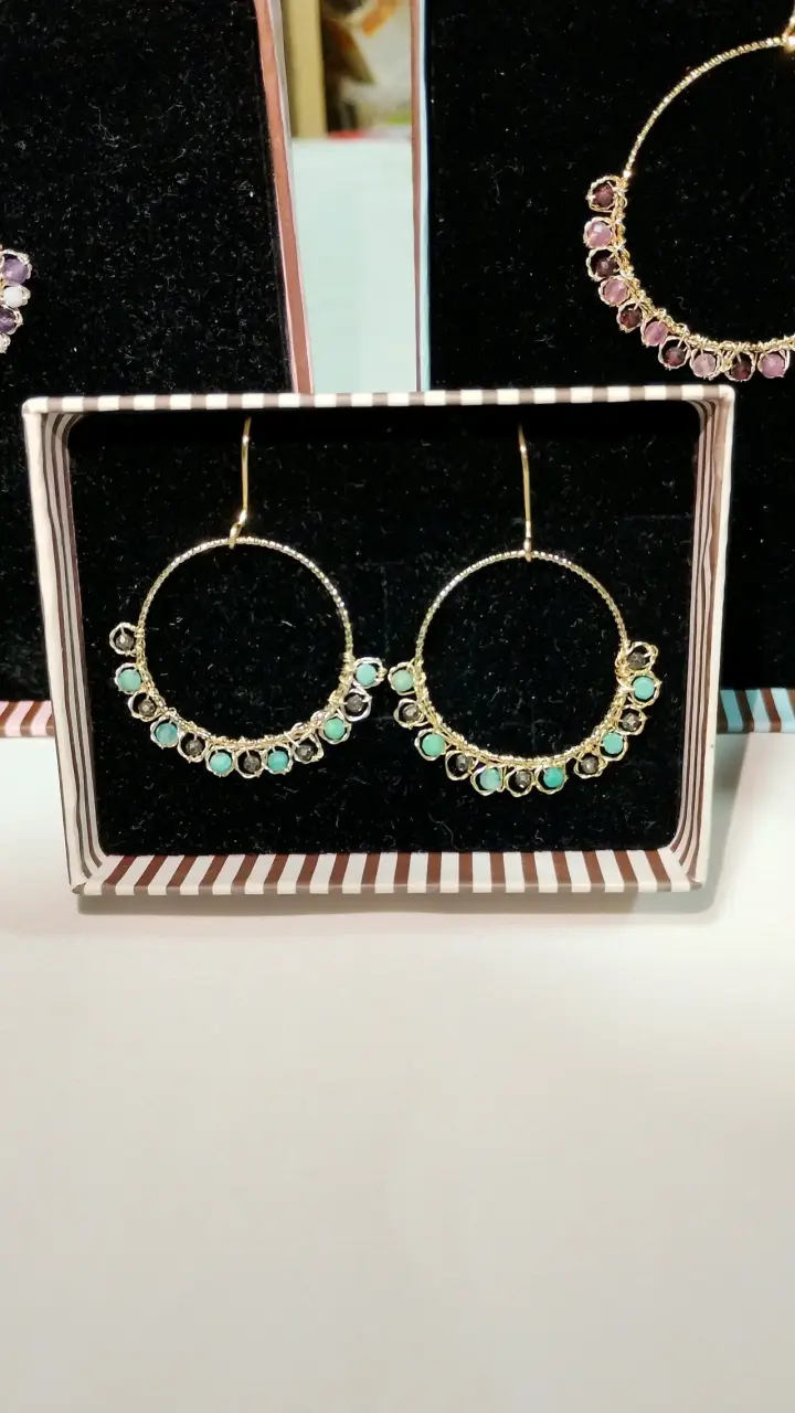Aros colgantes de aro con piedras de colores - 4