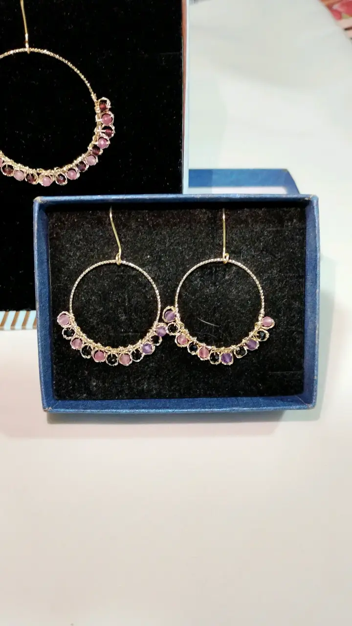 Aros colgantes de aro con piedras de colores - 5