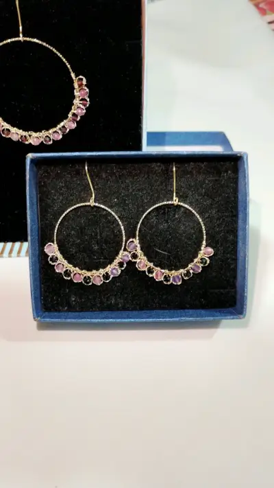 Aros colgantes de aro con piedras de colores - miniatura 5