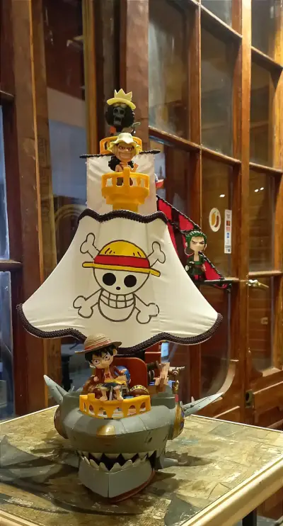 Barco de juguete One Piece con figuras - miniatura 1
