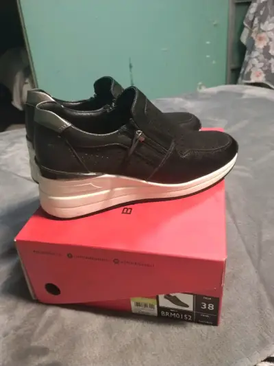 Zapatillas negras con plataforma y cierre lateral - miniatura 2