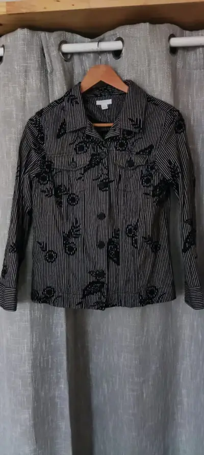 Chaqueta a rayas negras con diseño floral - miniatura 1