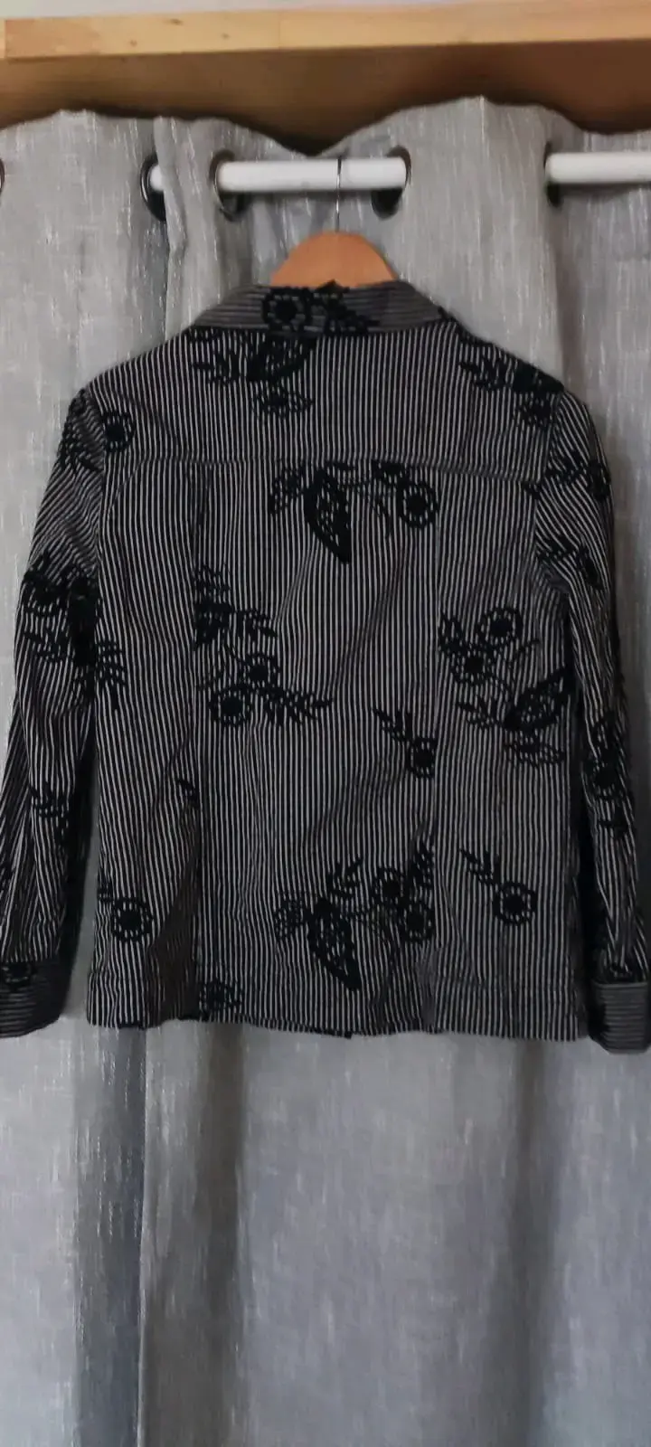 Chaqueta a rayas negras con diseño floral - 2