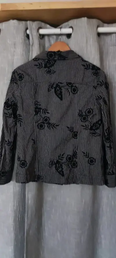 Chaqueta a rayas negras con diseño floral - miniatura 2