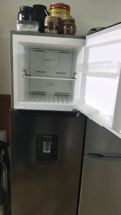 Refrigerador con dispensador de agua y congelador superior - miniatura 1