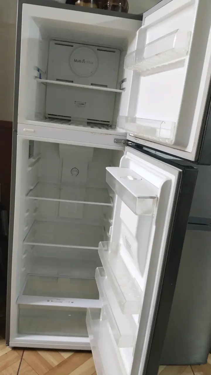 Refrigerador con dispensador de agua y congelador superior - 2