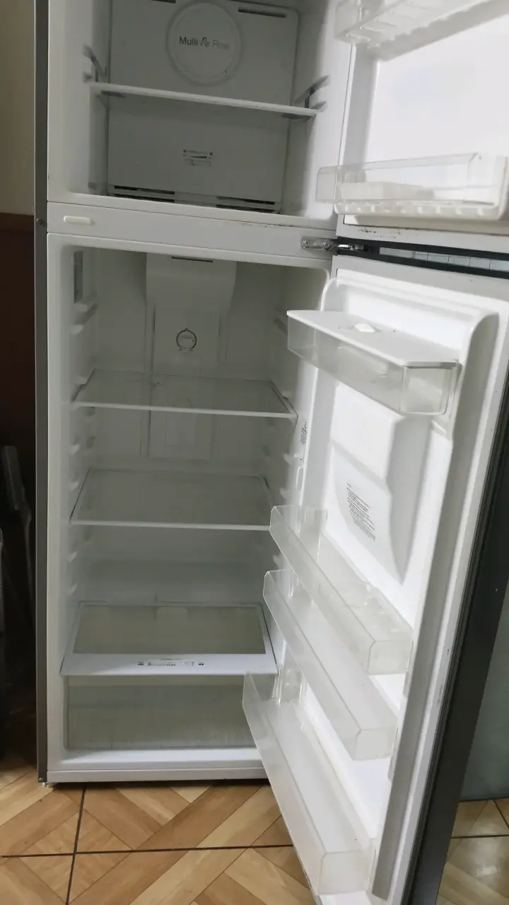Refrigerador con dispensador de agua y congelador superior - 3