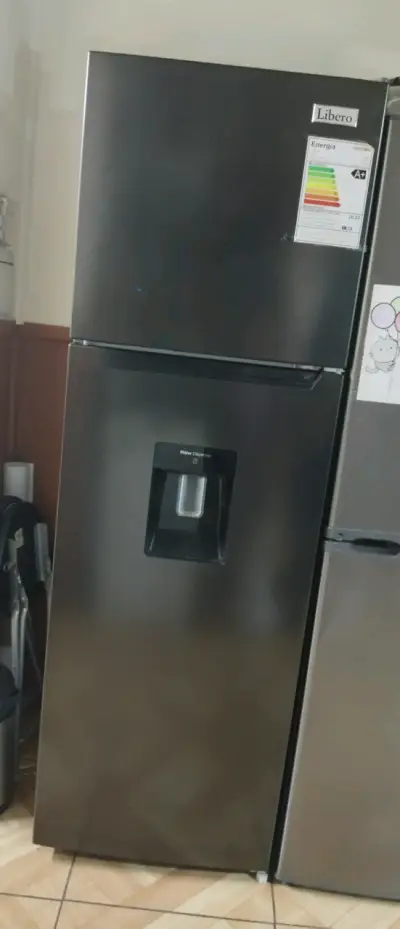 Refrigerador con dispensador de agua y congelador superior - miniatura 4
