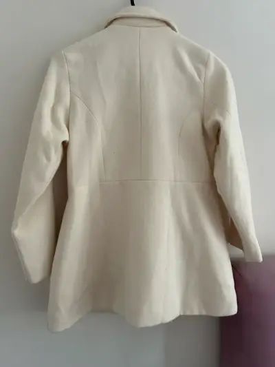 Abrigo beige para niña marca Kukuli talla 12 - miniatura 3