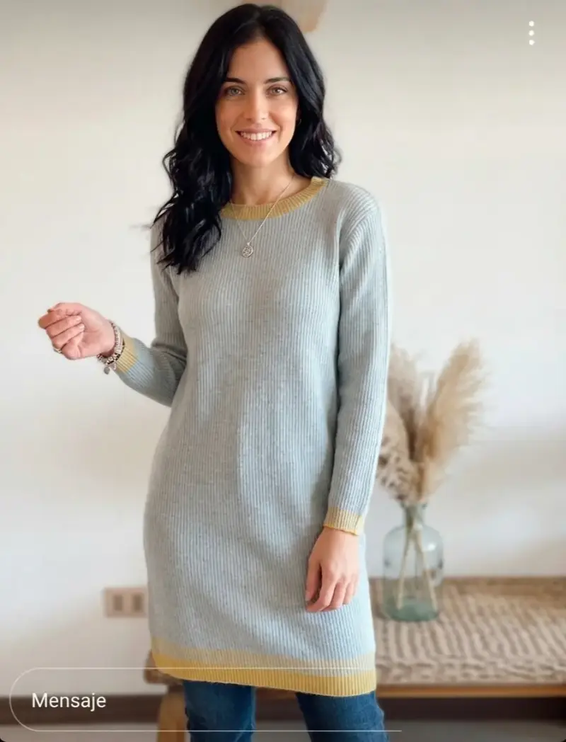 Vestido de punto gris con detalles amarillos