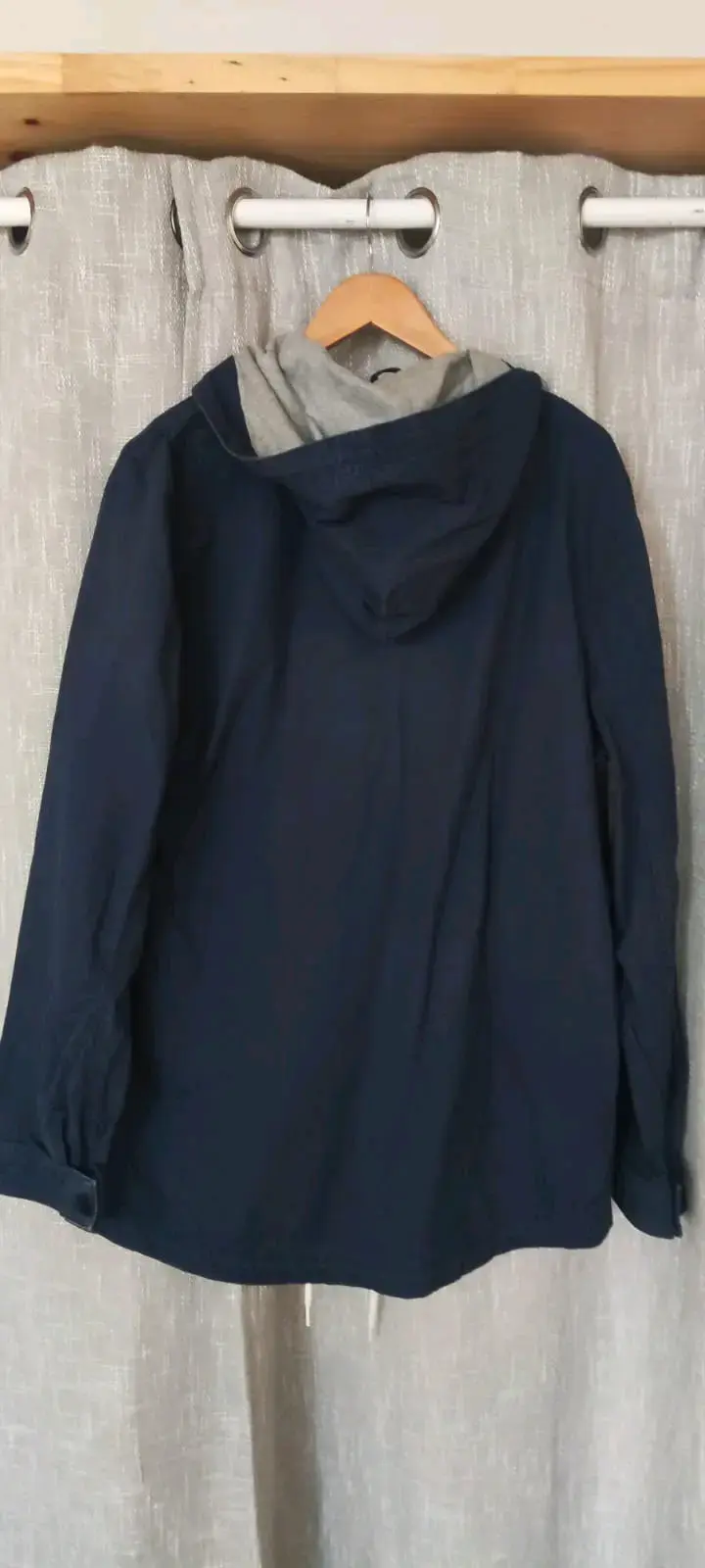 Chaqueta azul con capucha para hombre - 2