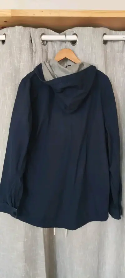 Chaqueta azul con capucha para hombre - miniatura 2