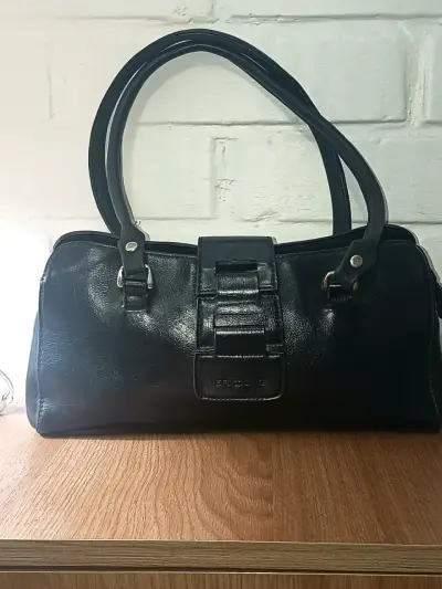 Cartera de cuero negro elegante para mujer - miniatura 1
