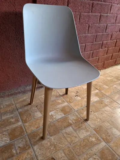 Silla moderna gris con patas de madera - miniatura 2