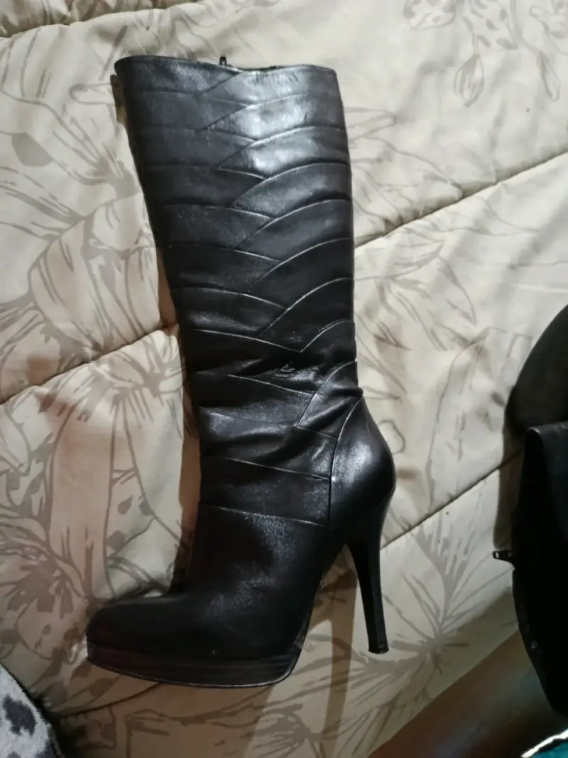 Botas de cuero negras con tacón alto