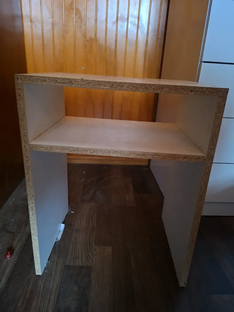 Mesa auxiliar de madera compacta