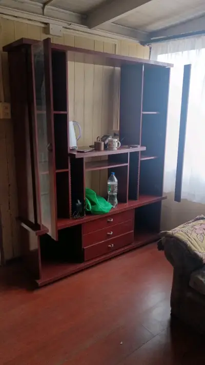 Mueble de madera para sala con estantes - miniatura 3