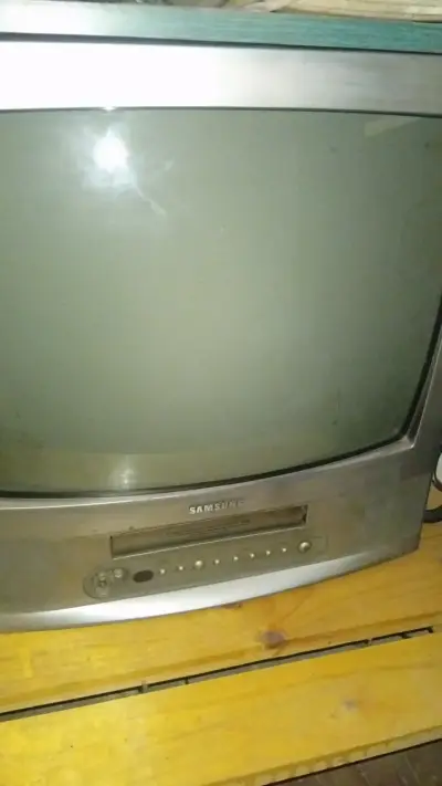 Televisor Samsung CRT con VHS integrado - miniatura 1