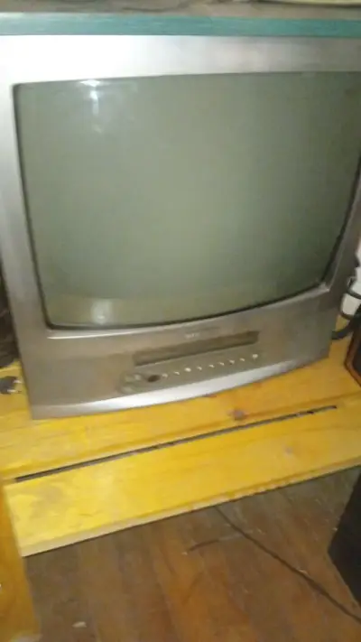 Televisor Samsung CRT con VHS integrado - miniatura 2