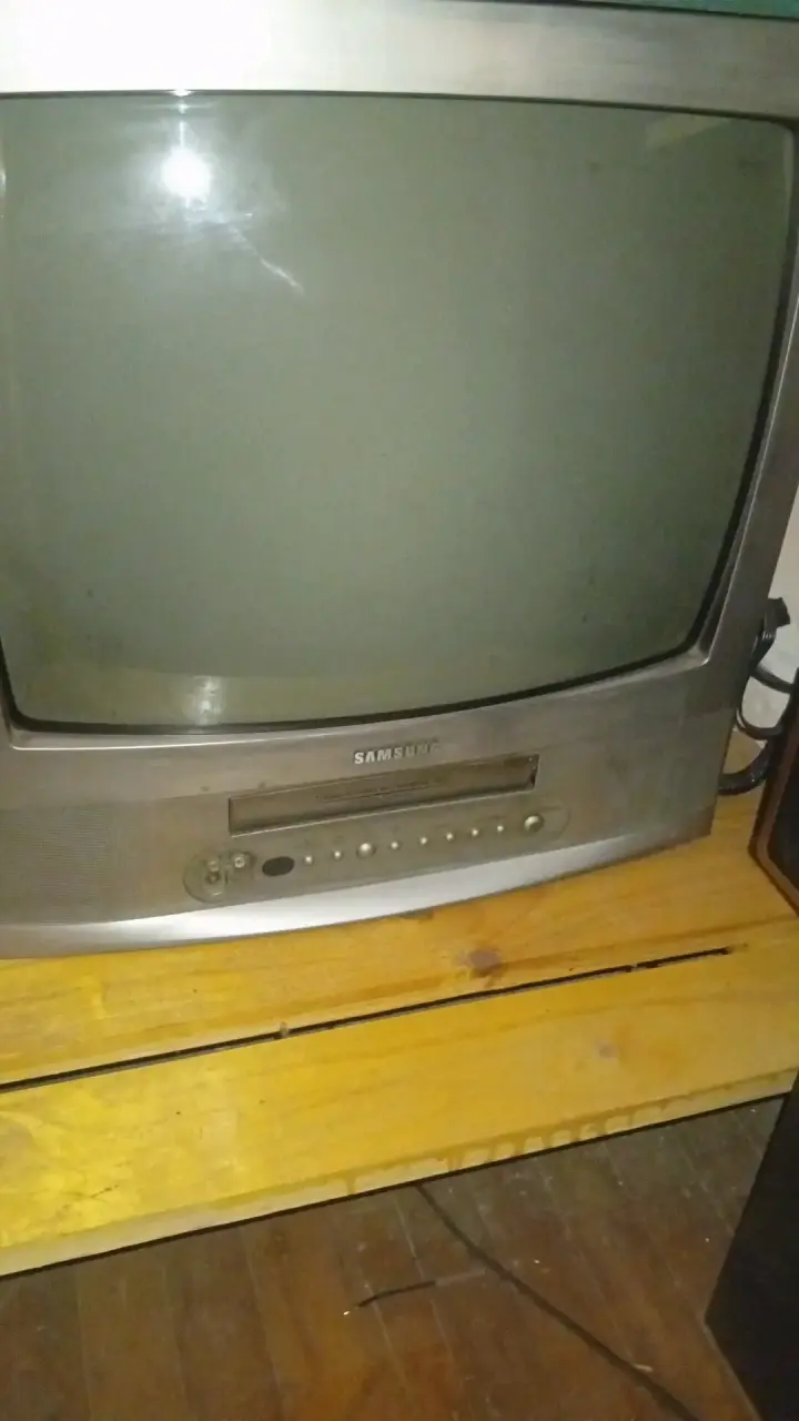 Televisor Samsung CRT con VHS integrado - 3