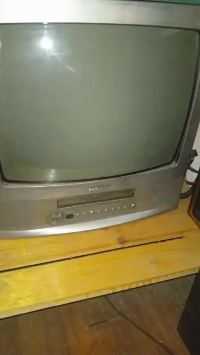 Televisor Samsung CRT con VHS integrado - miniatura 3