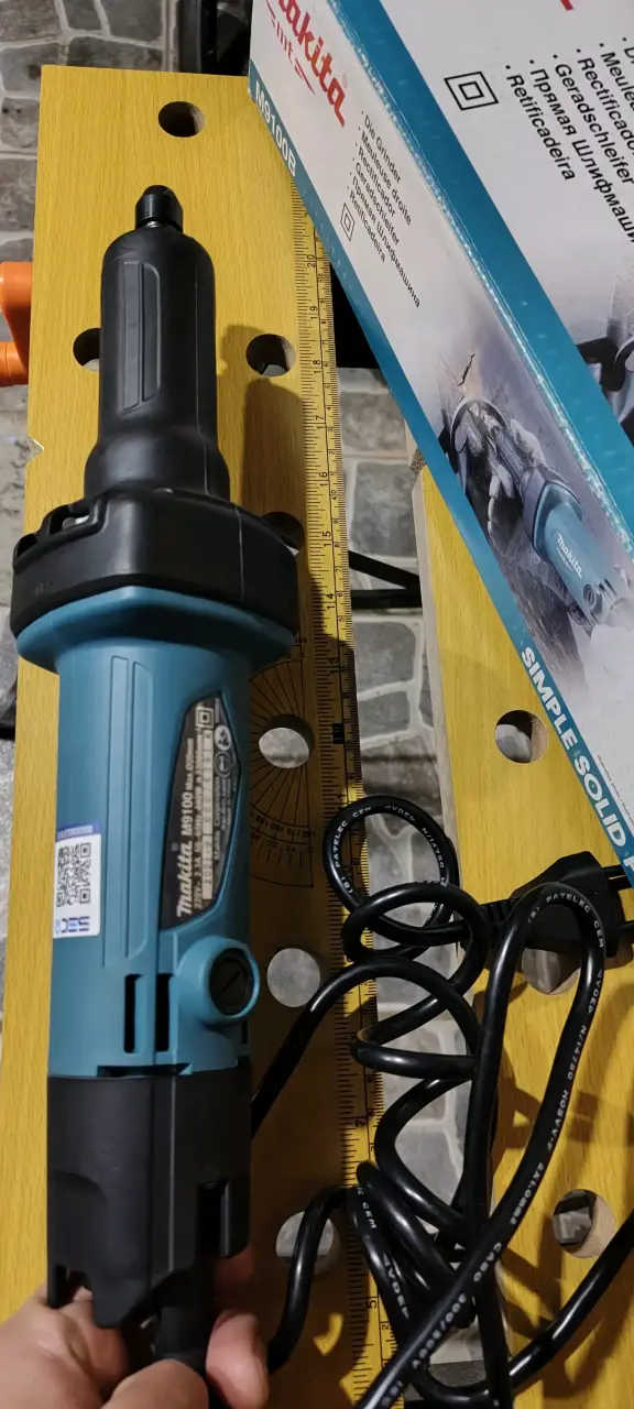 Rectificadora Makita M9100B con potencia sólida - 2