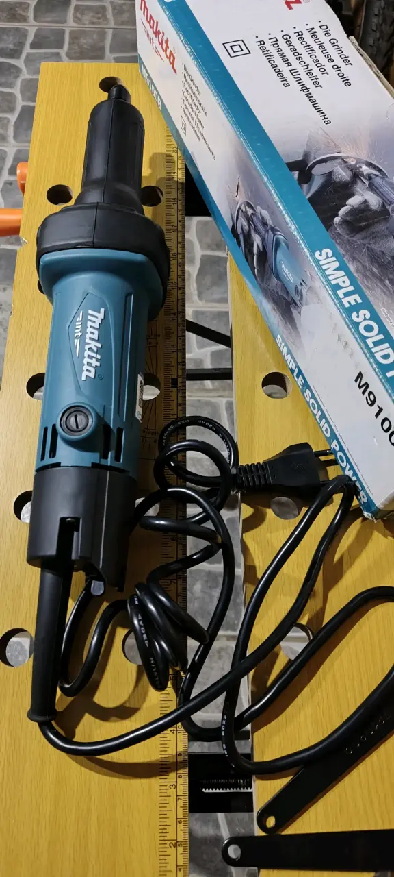Rectificadora Makita M9100B con potencia sólida - 3